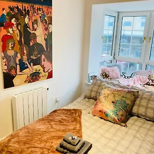 Funky Unique 2-bedroom With Parking Brighton